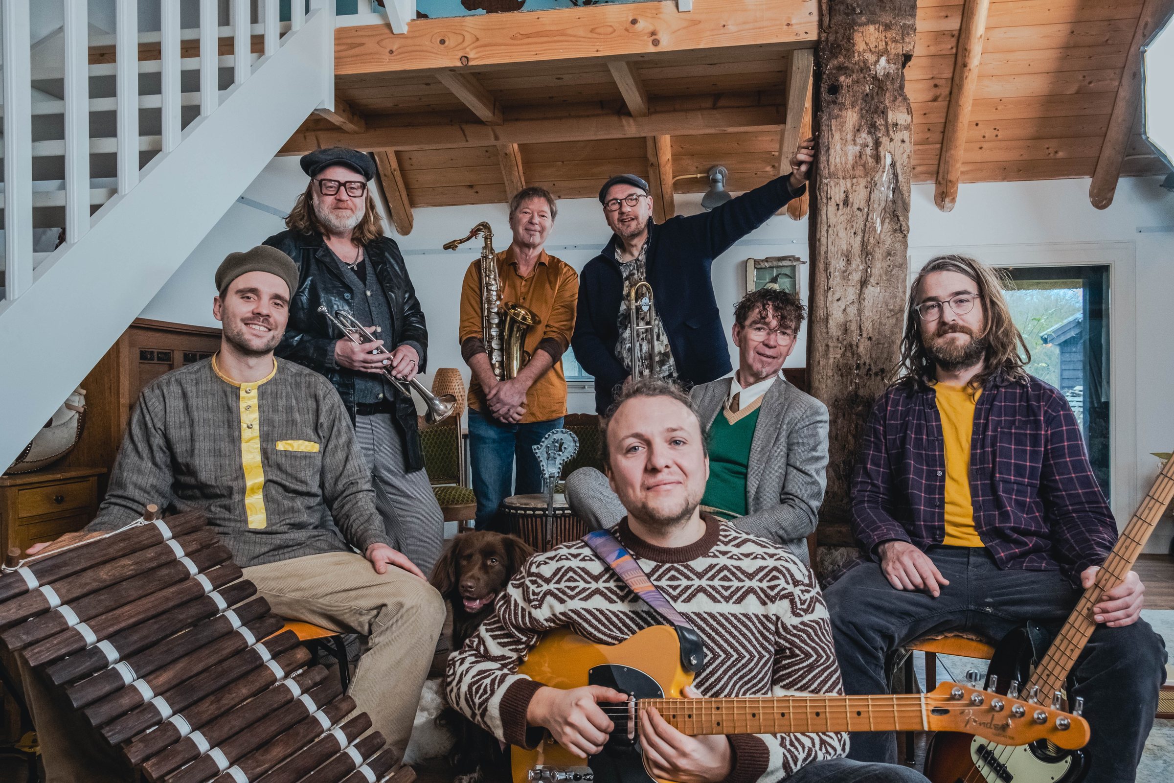 De zeven bandleden van Maslo's Equipe met hun instrumenten
